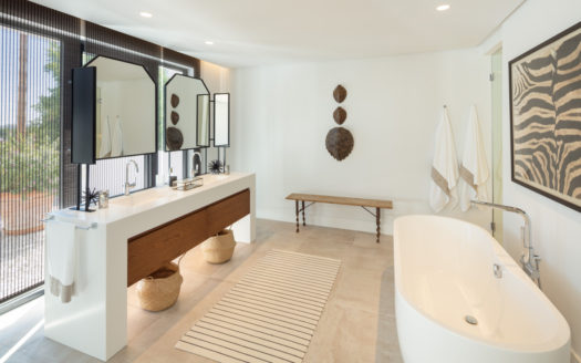 Exquisite family residence located in the heart of the golf valley.