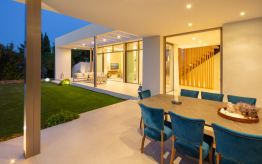 Splendid villa with views to La Concha mountain