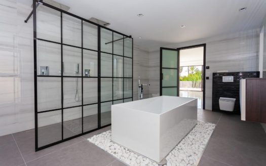 AMAZING VILLA ON SALE IN LOS MONTEROS