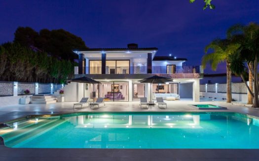 AMAZING VILLA ON SALE IN LOS MONTEROS