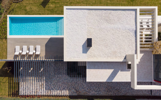 S T U N N I N G C O N T E M P O R A R Y V I L L A R E S I D I N G OVER MARBELLA’S FAMOUS GOLF VALLEY