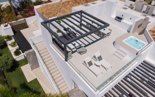 AN ELEVATED POSITION OVER THE GOLF VALLEY