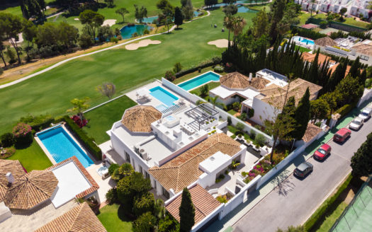 AN ELEVATED POSITION OVER THE GOLF VALLEY