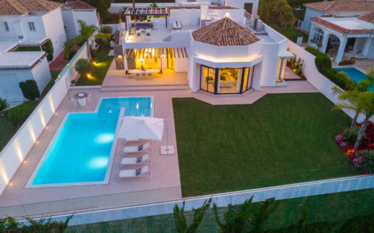 AN ELEVATED POSITION OVER THE GOLF VALLEY