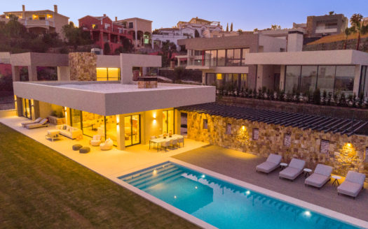 S T U N N I N G C O N T E M P O R A R Y V I L L A R E S I D I N G OVER MARBELLA’S FAMOUS GOLF VALLEY