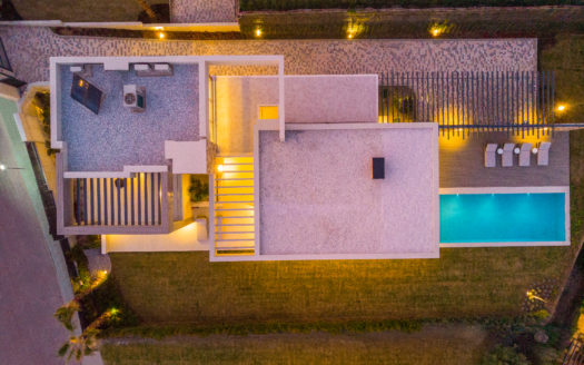 S T U N N I N G C O N T E M P O R A R Y V I L L A R E S I D I N G OVER MARBELLA’S FAMOUS GOLF VALLEY