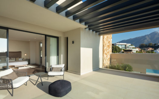 S T U N N I N G C O N T E M P O R A R Y V I L L A R E S I D I N G OVER MARBELLA’S FAMOUS GOLF VALLEY