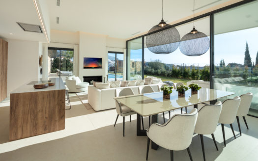 S T U N N I N G C O N T E M P O R A R Y V I L L A R E S I D I N G OVER MARBELLA’S FAMOUS GOLF VALLEY