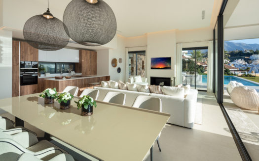 S T U N N I N G C O N T E M P O R A R Y V I L L A R E S I D I N G OVER MARBELLA’S FAMOUS GOLF VALLEY