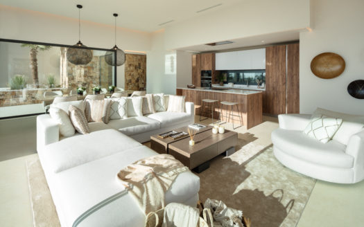 S T U N N I N G C O N T E M P O R A R Y V I L L A R E S I D I N G OVER MARBELLA’S FAMOUS GOLF VALLEY