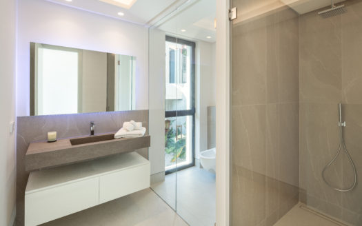 S T U N N I N G C O N T E M P O R A R Y V I L L A R E S I D I N G OVER MARBELLA’S FAMOUS GOLF VALLEY