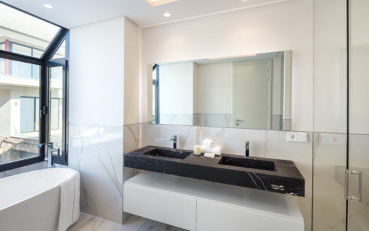 S T U N N I N G C O N T E M P O R A R Y V I L L A R E S I D I N G OVER MARBELLA’S FAMOUS GOLF VALLEY