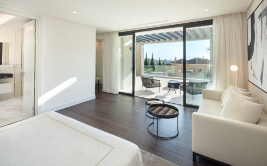 S T U N N I N G C O N T E M P O R A R Y V I L L A R E S I D I N G OVER MARBELLA’S FAMOUS GOLF VALLEY