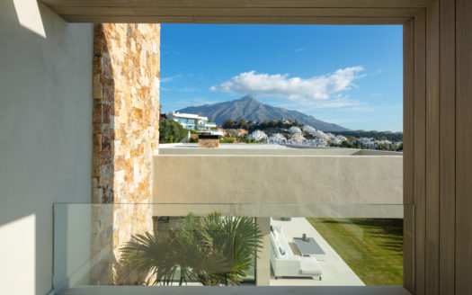 S T U N N I N G C O N T E M P O R A R Y V I L L A R E S I D I N G OVER MARBELLA’S FAMOUS GOLF VALLEY