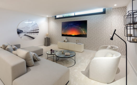 S T U N N I N G C O N T E M P O R A R Y V I L L A R E S I D I N G OVER MARBELLA’S FAMOUS GOLF VALLEY