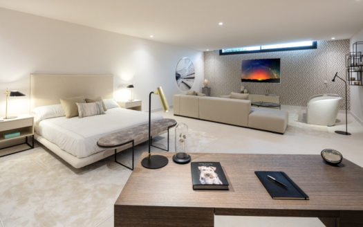 S T U N N I N G C O N T E M P O R A R Y V I L L A R E S I D I N G OVER MARBELLA’S FAMOUS GOLF VALLEY