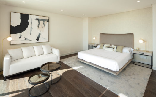 S T U N N I N G C O N T E M P O R A R Y V I L L A R E S I D I N G OVER MARBELLA’S FAMOUS GOLF VALLEY