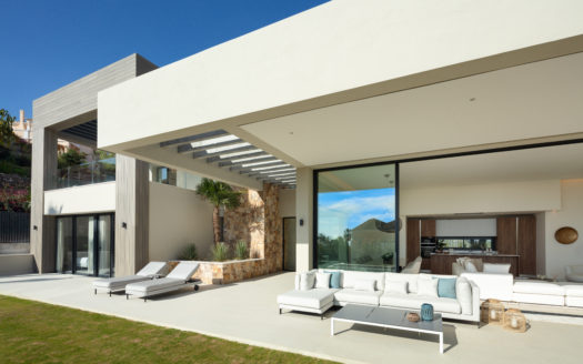 S T U N N I N G C O N T E M P O R A R Y V I L L A R E S I D I N G OVER MARBELLA’S FAMOUS GOLF VALLEY