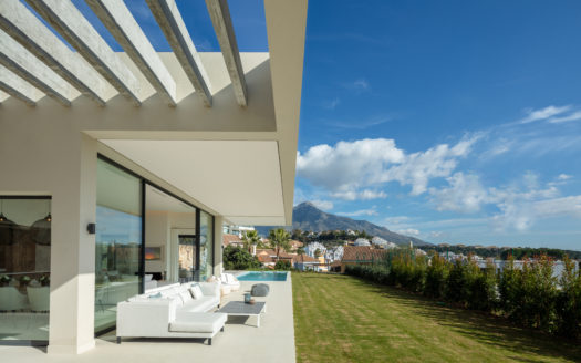 S T U N N I N G C O N T E M P O R A R Y V I L L A R E S I D I N G OVER MARBELLA’S FAMOUS GOLF VALLEY
