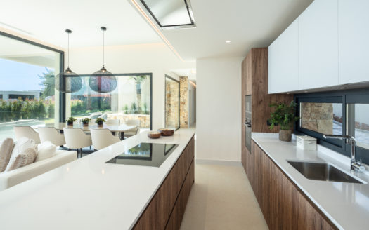 S T U N N I N G C O N T E M P O R A R Y V I L L A R E S I D I N G OVER MARBELLA’S FAMOUS GOLF VALLEY