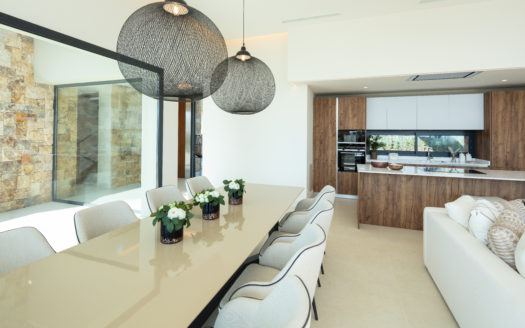 S T U N N I N G C O N T E M P O R A R Y V I L L A R E S I D I N G OVER MARBELLA’S FAMOUS GOLF VALLEY