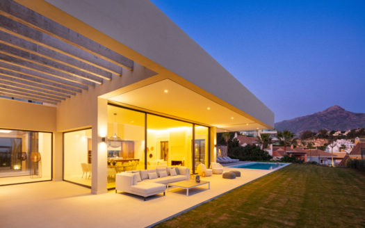 S T U N N I N G C O N T E M P O R A R Y V I L L A R E S I D I N G OVER MARBELLA’S FAMOUS GOLF VALLEY