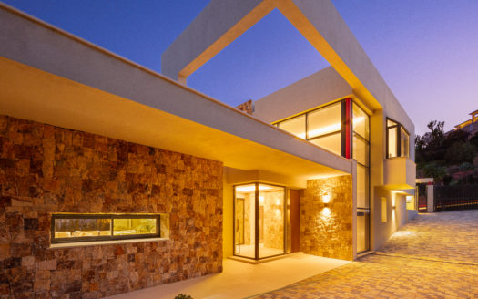 S T U N N I N G C O N T E M P O R A R Y V I L L A R E S I D I N G OVER MARBELLA’S FAMOUS GOLF VALLEY