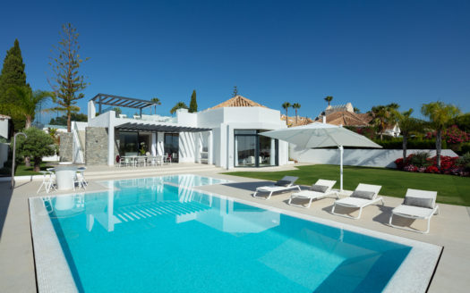 AN ELEVATED POSITION OVER THE GOLF VALLEY