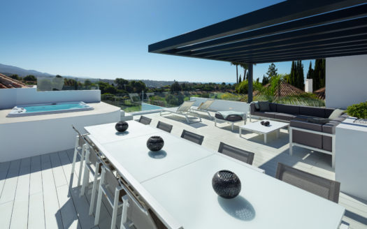 AN ELEVATED POSITION OVER THE GOLF VALLEY