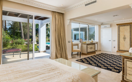 Grand Villa in El Paraiso Medio