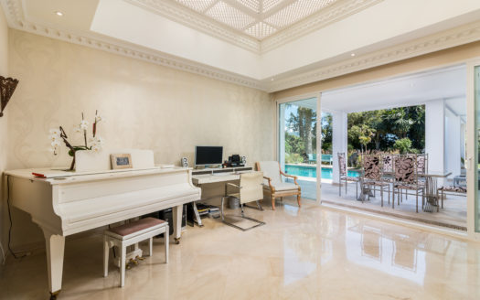 Grand Villa in El Paraiso Medio