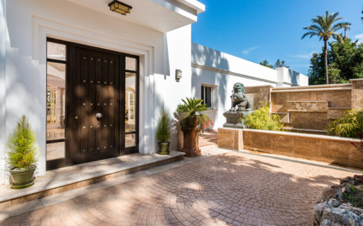 Grand Villa in El Paraiso Medio