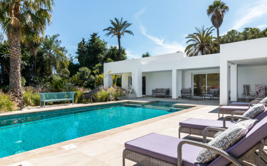 Grand Villa in El Paraiso Medio