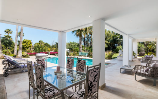 Grand Villa in El Paraiso Medio