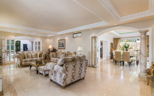 Grand Villa in El Paraiso Medio