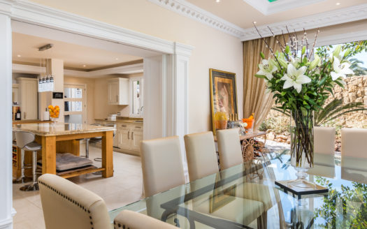 Grand Villa in El Paraiso Medio